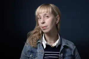 L'écrivaine française Lola Lafon pose lors d'une séance photo à Paris pour l'AFP.
