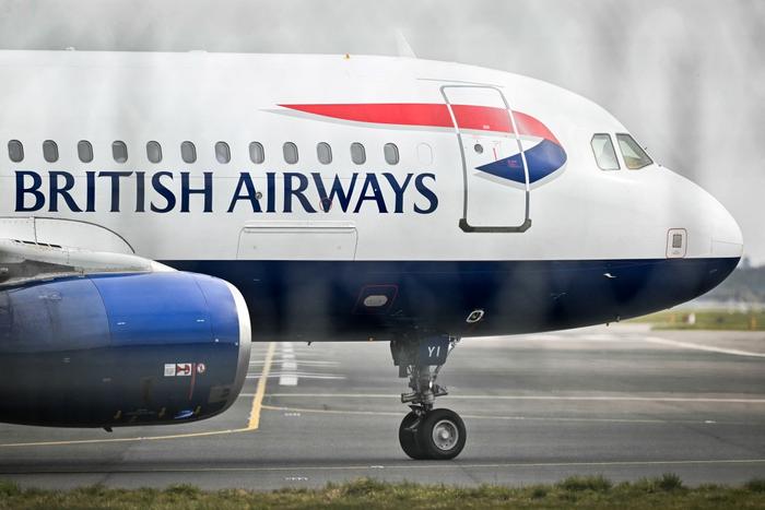 Un avion de British Airways se prépare à décoller de l'aéroport de Gatwick, au sud de Londres, le 21 mars 2025