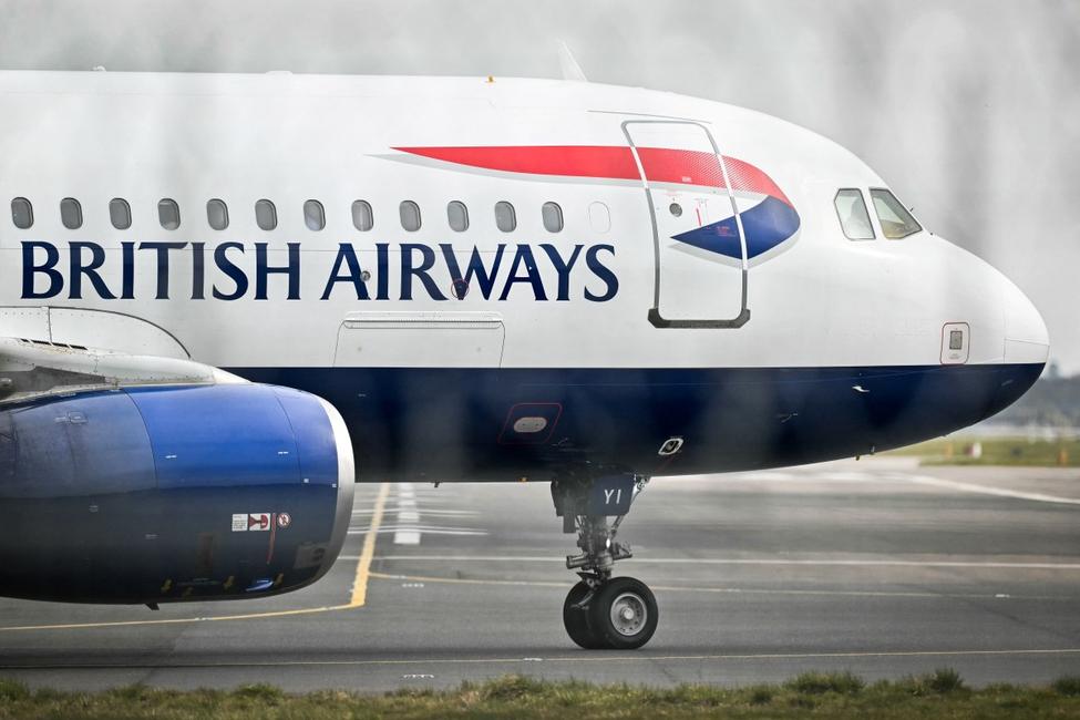 Un avion de British Airways se prépare à décoller de l'aéroport de Gatwick, au sud de Londres, le 21 mars 2025