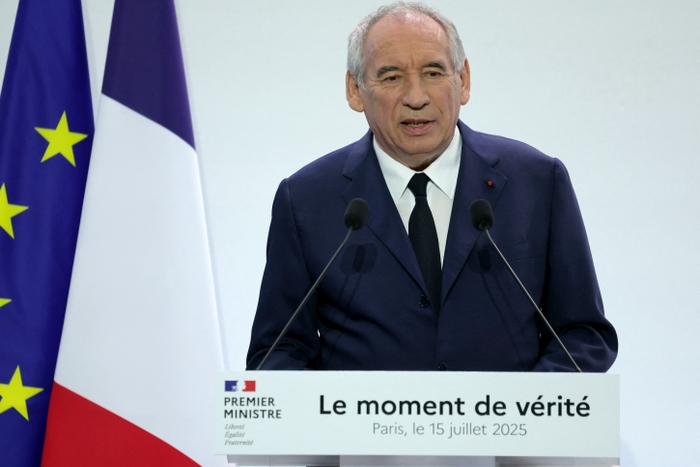 François Bayrou prononce un discours pour dévoiler les grandes lignes du budget 2026 de la France, un casse-tête financier et politique puisqu'il prévoit une réduction significative de 40 milliards d'économies, en plus d'une augmentation du budget militaire, le 15 juillet 2025.