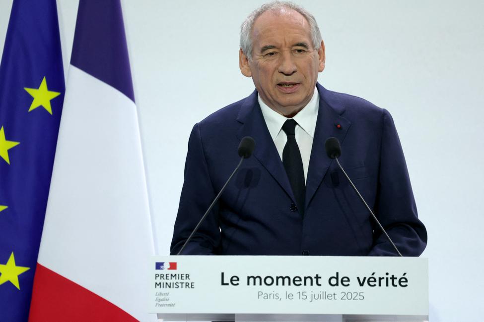 François Bayrou prononce un discours pour dévoiler les grandes lignes du budget 2026 de la France, un casse-tête financier et politique puisqu'il prévoit une réduction significative de 40 milliards d'économies, en plus d'une augmentation du budget militaire, le 15 juillet 2025.