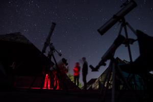 Des membres de l'Association des passionnés d'astronomie et de sciences du Myanmar (MASES) préparent un télescope pour capturer des images des étoiles près de Bago, à 91 kilomètres au nord-est de Yangon.