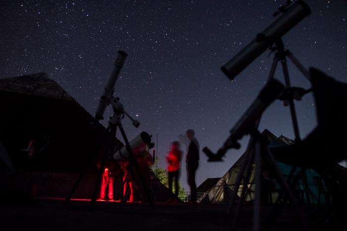 Des membres de l'Association des passionnés d'astronomie et de sciences du Myanmar (MASES) préparent un télescope pour capturer des images des étoiles près de Bago, à 91 kilomètres au nord-est de Yangon.