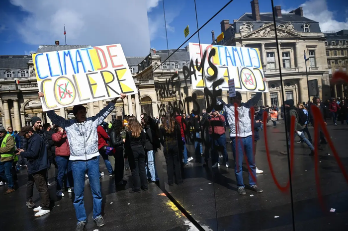 Des manifestants regroupés devant le Conseil d'État lors d'une manifestation contre la réforme des retraites à Paris, le 13 avril 2023.