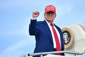 Donald Trump arborant une casquette "Make America Great Again", le 21 juin 2025. (Image d'illustration)
