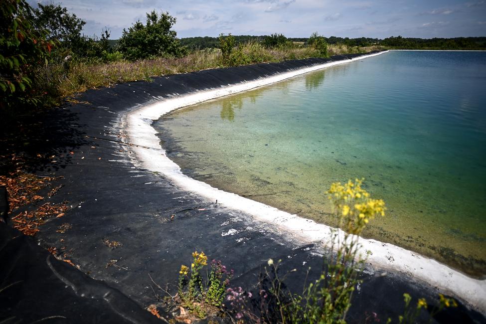 Un bassin de retenue d'eau, situé au sommet d'une colline et contenant jusqu'à 200 000 mètres cubes d'eau, dans le département de la Charente, dans l'ouest de la France. 