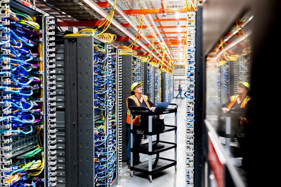 Un technicien travaille dans un centre de données d’intelligence artificielle d’Amazon Web Services à New Carlisle, dans l’Indiana, le 2 octobre 2025.