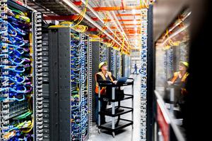 Un technicien travaille dans un centre de données d’intelligence artificielle d’Amazon Web Services à New Carlisle, dans l’Indiana, le 2 octobre 2025.