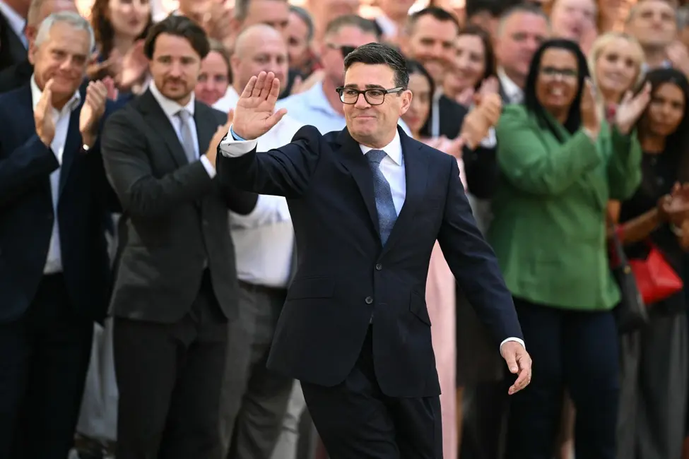 Le nouveau Premier ministre britannique, Andy Burnham, est applaudi après son premier discours devant le 10 Downing Street, dans le centre de Londres, le 20 juillet 2026, suite à sa demande par le roi de former le prochain gouvernement.