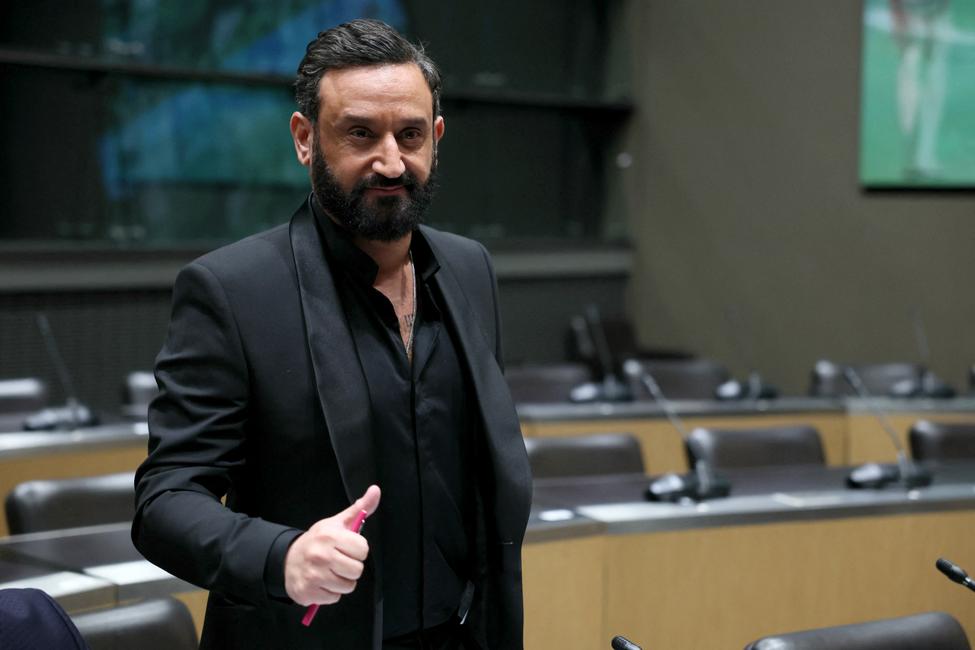 Cyril Hanouna arrive à l'Assemblée nationale pour une audience devant la commission d'enquête parlementaire sur l'attribution des fréquences de télévision, le 14 mars 2024.