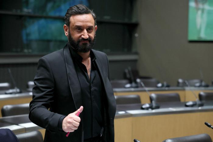 Cyril Hanouna arrive à l'Assemblée nationale pour une audience devant la commission d'enquête parlementaire sur l'attribution des fréquences de télévision, le 14 mars 2024.