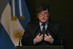Le président argentin Javier Milei prononce un discours lors de la conférence « Perspectives politiques et économiques » de l'Americas Society/Council of the Americas, à Buenos Aires, le 20 août 2026.