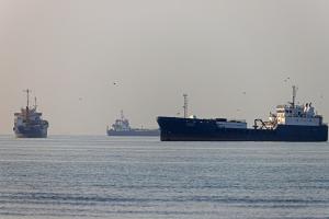 Des navires naviguant au large de la plage de Suru, à Bandar Abbas, le long du détroit d'Ormuz.