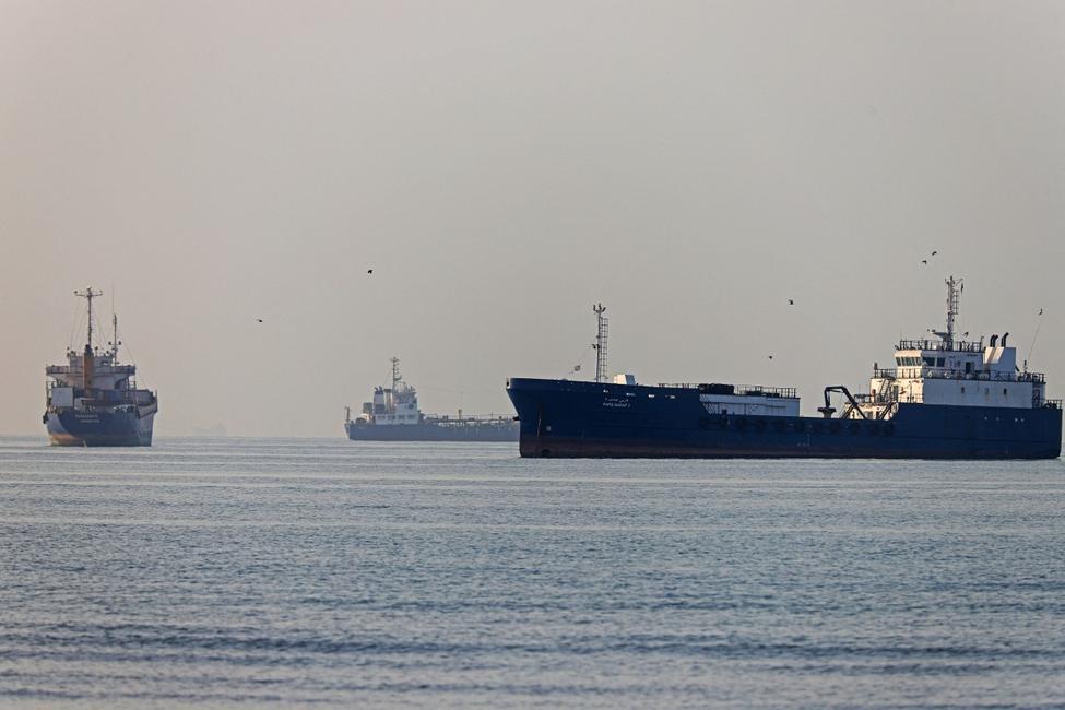 Des navires naviguant au large de la plage de Suru, à Bandar Abbas, le long du détroit d'Ormuz.