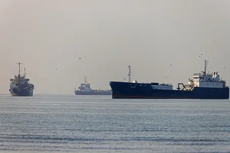 Des navires naviguant au large de la plage de Suru, à Bandar Abbas, le long du détroit d'Ormuz.