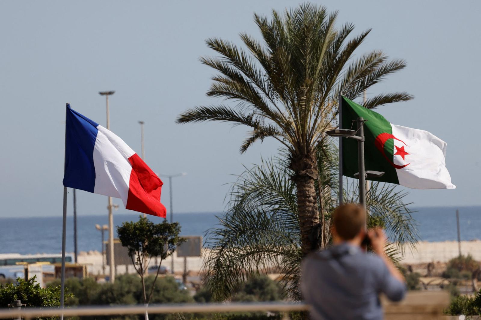 Le drapeau français et algérien avant l'arrivée du président français à Alger pour une visite officielle, le 25 août 2022.