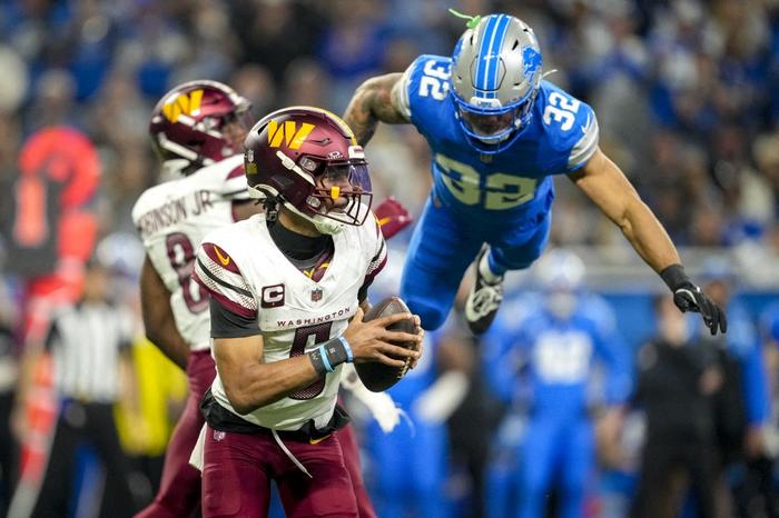 Des joueurs de football américain en plein match.
