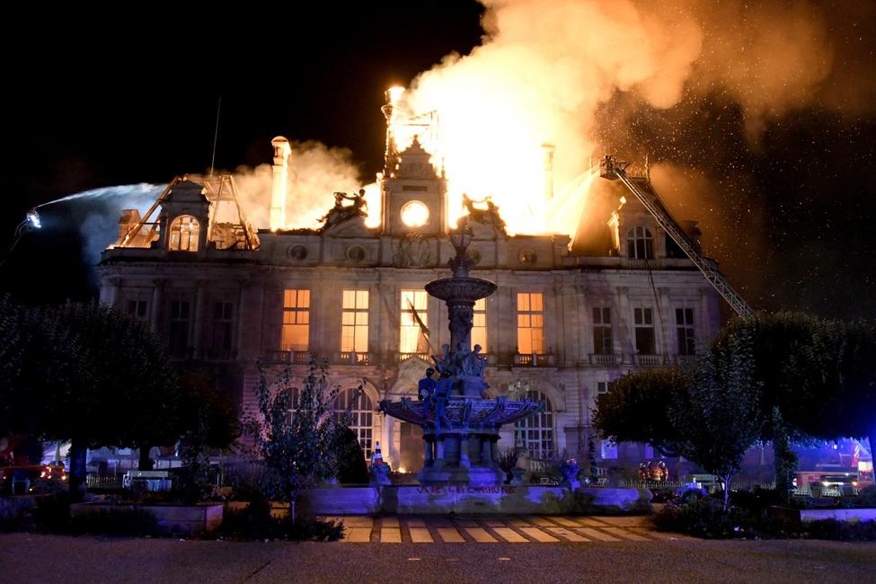 Cette photographie montre l'hôtel de ville de Limoges, dans le centre de la France, en proie aux flammes, après qu'un groupe d'individus y a pénétré de force le 17 octobre 2026.