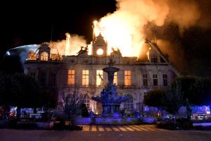 Cette photographie montre l'hôtel de ville de Limoges, dans le centre de la France, en proie aux flammes, après qu'un groupe d'individus y a pénétré de force le 17 octobre 2026.