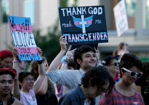 Des manifestants brandissent des pancartes lors de la 21e Marche annuelle des personnes transgenres, le 27 juin 2025 à San Francisco, en Californie.