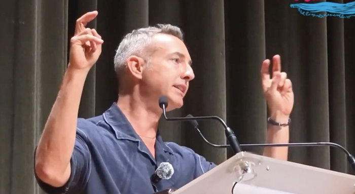 Ian Brossat, sénateur PS de Paris et mime à ses heures