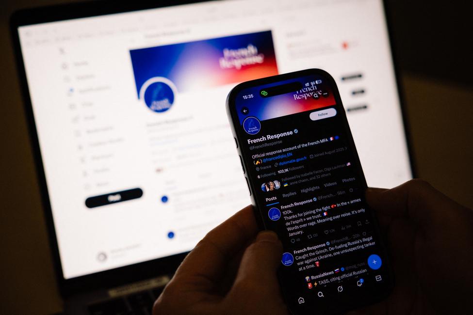 L'écran d'un smartphone affichant le compte X « French response » du ministère français des Affaires étrangères, à Paris, le 23 janvier 2026.