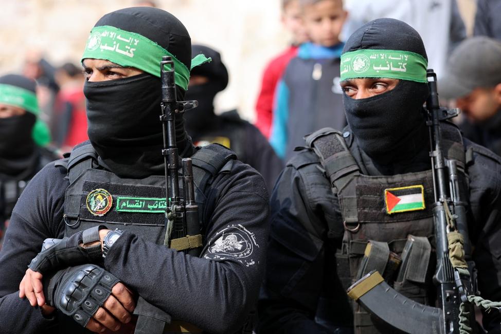 Des combattants des Brigades Ezzedine al-Qassam, la branche armée du Hamas, assistent aux funérailles de deux combattants dans la ville de Gaza, le 24 janvier 2025. (Image d'illustration)