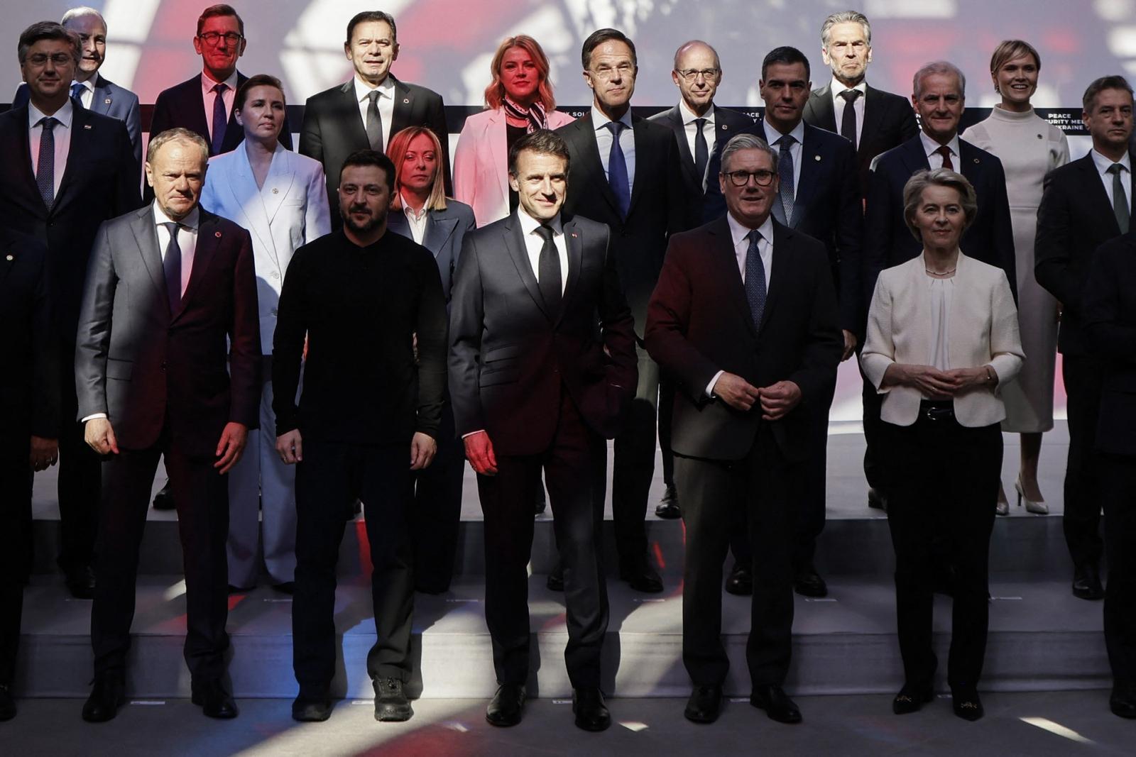Donald Tusk, Volodymyr Zelensky, Emmanuel Macron, Keir Starmer et Ursula von der Leyen posent pour une photo de famille lors d'une réunion organisée dans le cadre d'un sommet de la « coalition des volontaires », à Paris, le 27 mars 2025.