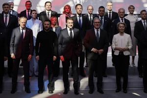 Donald Tusk, Volodymyr Zelensky, Emmanuel Macron, Keir Starmer et Ursula von der Leyen posent pour une photo de famille lors d'une réunion organisée dans le cadre d'un sommet de la « coalition des volontaires », à Paris, le 27 mars 2025.