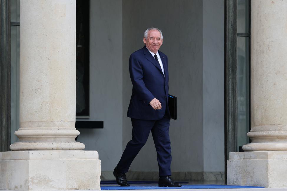 François Bayrou quitte le conseil des ministres hebdomadaire à l'Élysée, le 16 juillet 2025.