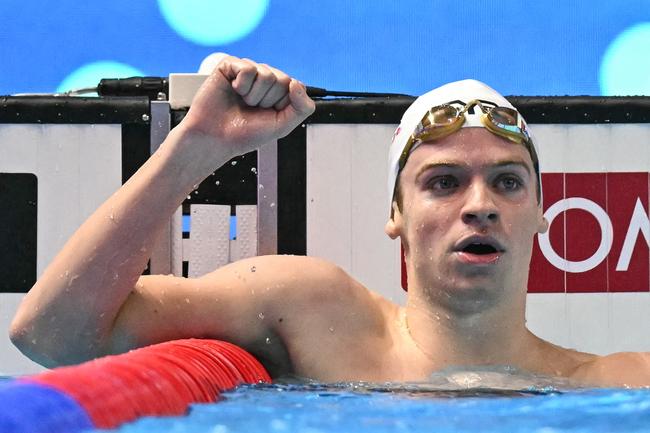 Le nageur français Léon Marchand réagit après avoir remporté la finale du 400 m quatre nages individuel masculin lors des Championnats du monde aquatiques 2025 à Singapour, le 3 août 2025.