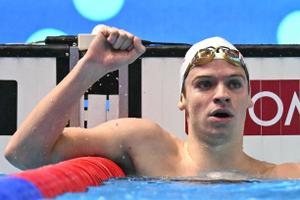 Le nageur français Léon Marchand réagit après avoir remporté la finale du 400 m quatre nages individuel masculin lors des Championnats du monde aquatiques 2025 à Singapour, le 3 août 2025.