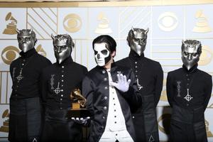 Le groupe Ghost, lauréat du prix de la meilleure performance métal pour 'Cirice', posent dans la salle de presse lors de la 58e cérémonie des GRAMMY Awards au Staples Center le 15 février 2016 à Los Angeles, en Californie.
