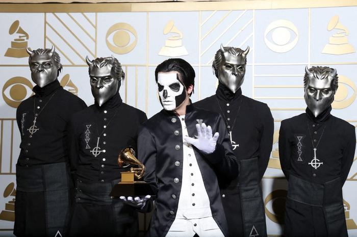 Le groupe Ghost, lauréat du prix de la meilleure performance métal pour 'Cirice', posent dans la salle de presse lors de la 58e cérémonie des GRAMMY Awards au Staples Center le 15 février 2016 à Los Angeles, en Californie.