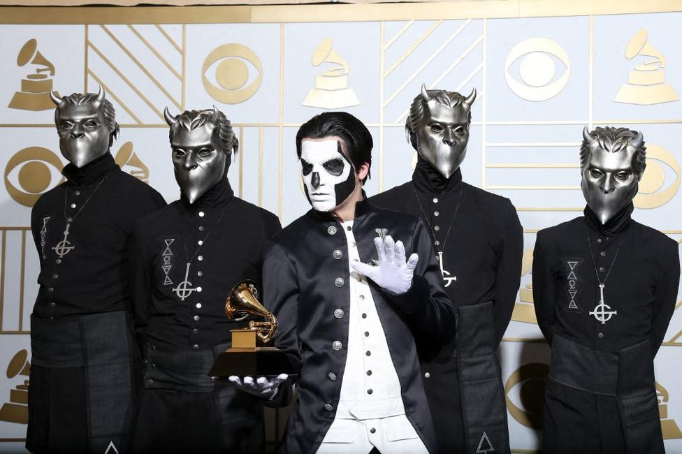 Le groupe Ghost, lauréat du prix de la meilleure performance métal pour 'Cirice', posent dans la salle de presse lors de la 58e cérémonie des GRAMMY Awards au Staples Center le 15 février 2016 à Los Angeles, en Californie.