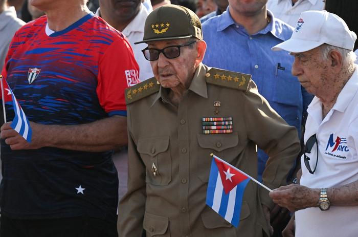 L'ancien président cubain Raul Castro, au centre de l'image, lors d'un rassemblement du 1er mai marquant la Journée internationale des travailleurs. La Havane, le 1er mai 2026.