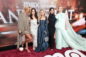 (De gauche à droite) Nicole Ari Parker, Kristin Davis, Sarah Jessica Parker, Sarita Choudhury et Cynthia Nixon assistent au photo call de la saison 3 de And Just Like That, série originale Max, au Crane Club, le 21 mai 2025 à New York.