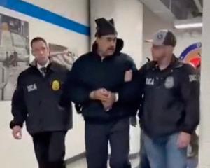 Cette capture d'écran, issue du compte X de Rapid Response 47, le compte officiel de la Maison Blanche chargé des interventions rapides, montre le président vénézuélien Nicolas Maduro escorté par des agents de la DEA à l'intérieur du siège de l'Agence américaine de lutte contre la drogue, à New York, le 3 janvier 2026.