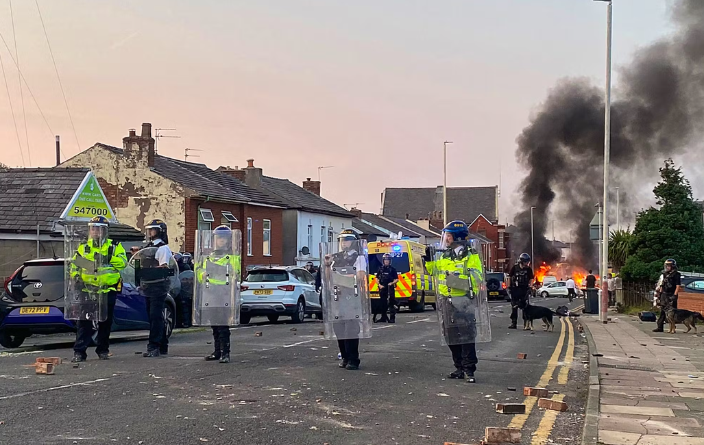 Une centaine de manifestants ont allumé des feux et affronté les forces de l'ordre, à Southport.