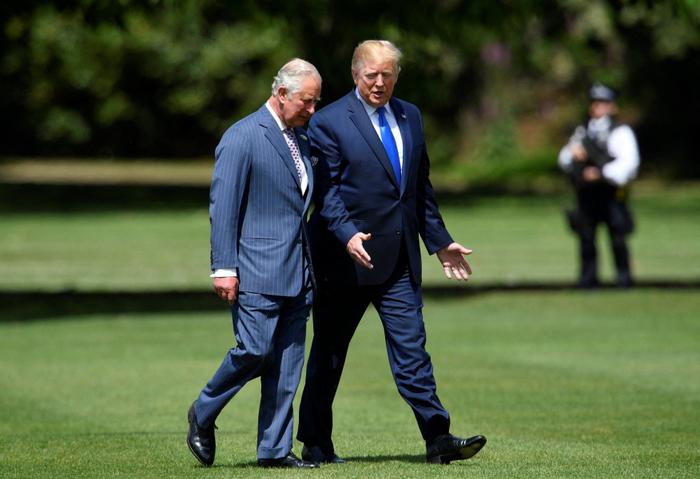 Donald Trump accompagne le prince Charles, prince de Galles, à son arrivée au palais de Buckingham, le 3 juin 2019, au premier jour de la visite d'État de trois jours du président américain et de la Première dame au Royaume-Uni.