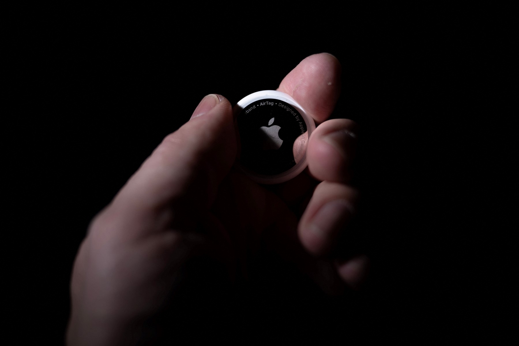 Des lunettes espionnes à la mise à nue par l'IA : la panoplie croissante d'outils d'abus facilités par la technologie