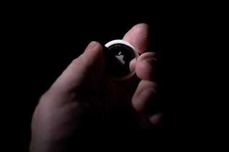 Les AirTags d'Apple, ainsi que d'autres dispositifs conçus pour localiser des objets personnels, peuvent être détournés à des fins de traque ou de harcèlement, visant tout particulièrement les femmes. 