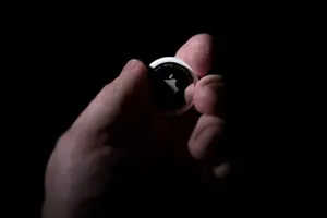 Les AirTags d'Apple, ainsi que d'autres dispositifs conçus pour localiser des objets personnels, peuvent être détournés à des fins de traque ou de harcèlement, visant tout particulièrement les femmes.