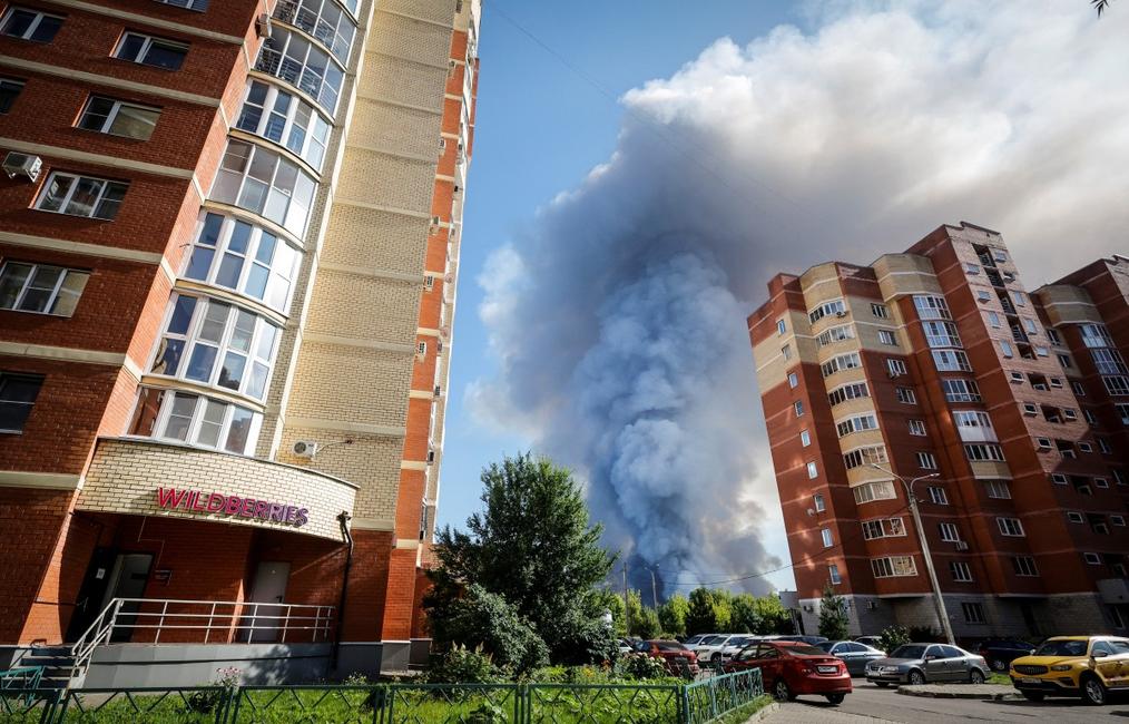 De la fumée s'élevant d'un incendie dans les complexes logistiques de la société russe de commerce électronique Wildberries, situés à Elektrostal, près de Moscou, le 18 juillet 2026.