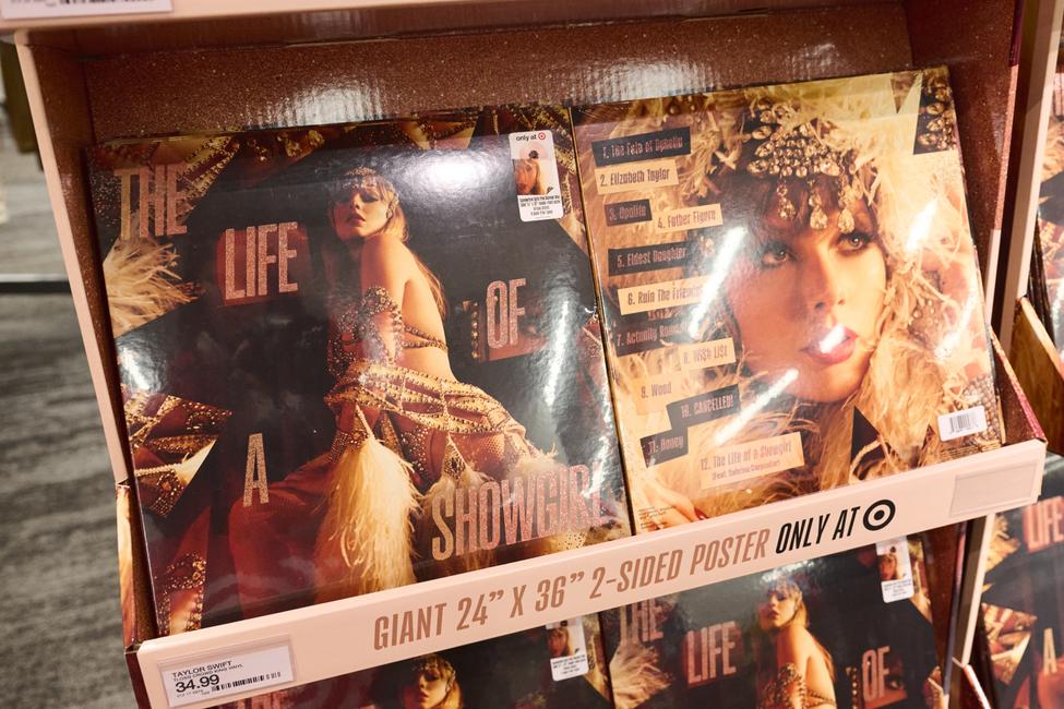 Des vinyles en édition exclusive du nouvel album de Taylor Swift, « Life of a Showgirl », est présentée chez Target le 2 octobre 2025 à New York.