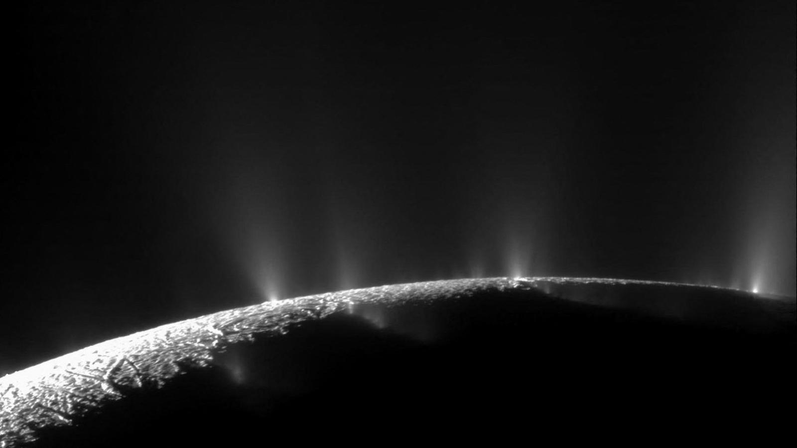 Cette image fournie par la NASA, capturée en 2009 par la sonde Cassini et diffusée le 14 juin 2023, montre la croûte glacée du pôle Sud d’Encelade, l’une des lunes de Saturne, marquée par de grandes fissures permettant à l’eau de l’océan souterrain de jaillir dans l’espace sous forme de geysers, formant ainsi un panache de particules de glace.
La longue quête de la vie extraterrestre vient de recevoir un soutien majeur :
des scientifiques ont découvert que le phosphore, un élément essentiel à la vie, se trouvait dans l’océan enfoui sous la surface gelée d’Encelade.
Cette découverte repose sur une analyse approfondie des données recueillies par la sonde Cassini et a été publiée le 14 juin 2023 dans la prestigieuse revue Nature.