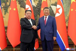 Le dirigeant nord-coréen Kim Jong Un lors d'une rencontre avec le président chinois Xi Jinping à Pékin en 2025.