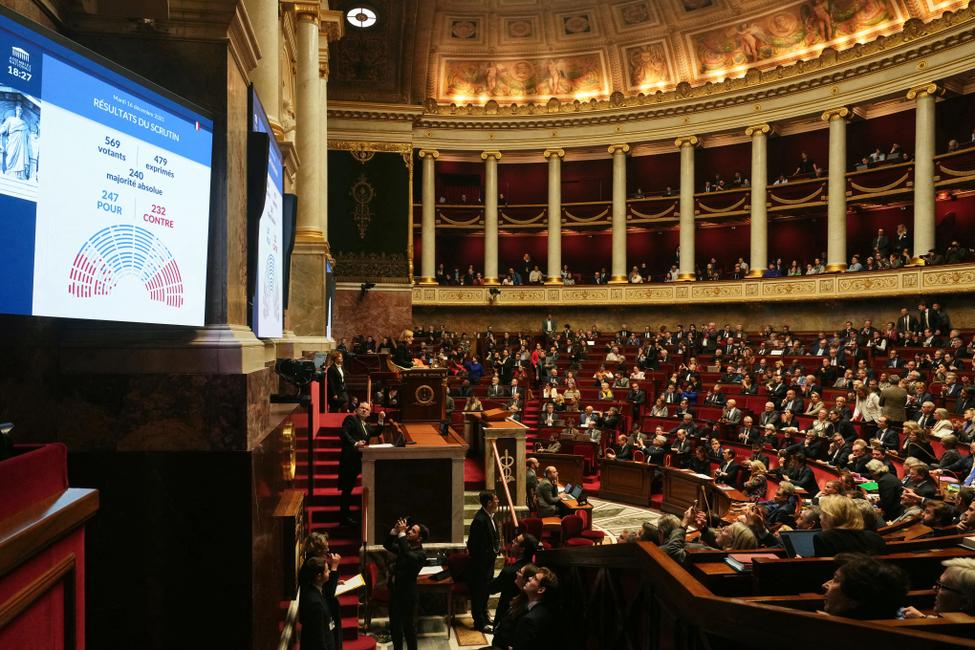 Les résultats du vote sur le projet de loi de financement de la sécurité sociale 2026 (PLFSS) affichés sur un écran géant à l'Assemblée nationale, la chambre basse du parlement français, à Paris, le 16 décembre 2025.