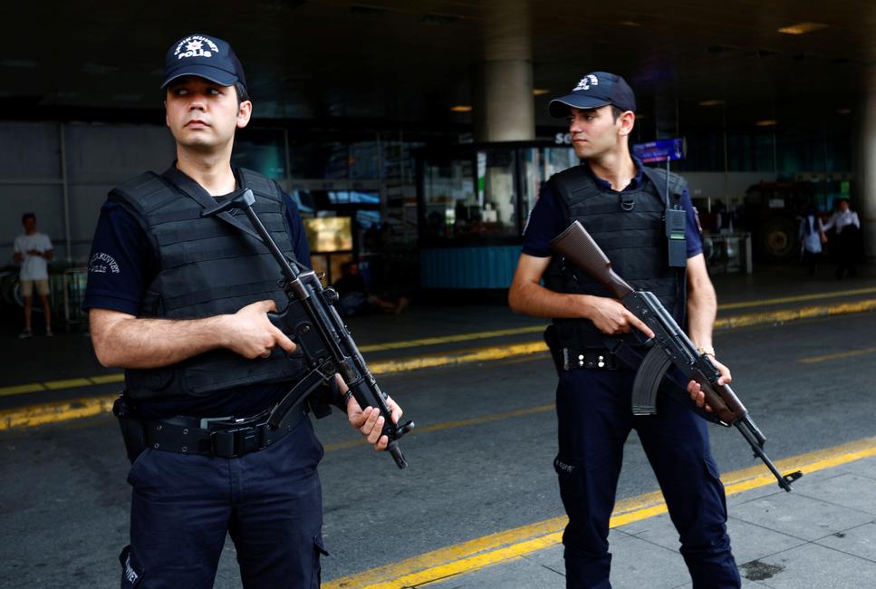 Des policiers turcs montent la garde devant l'aéroport d'Atatürk à Istanbul (Turquie) le 30 juin 2016.