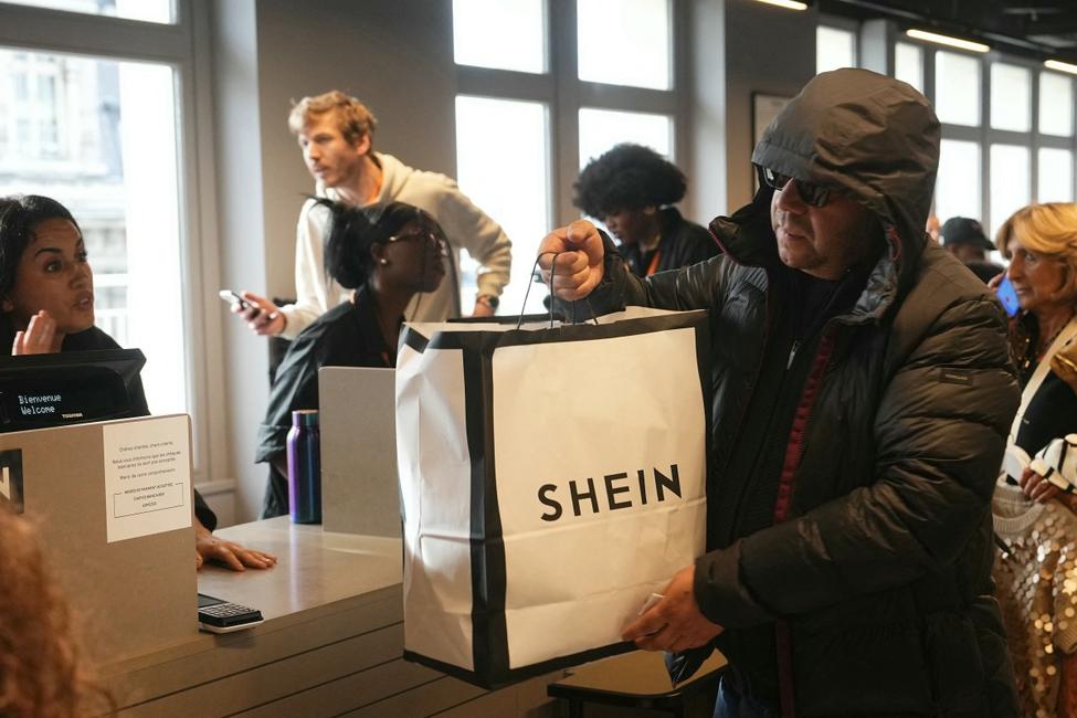 Un consommateur le jour de l'ouverture du premier magasin physique du géant chinois Shein au grand magasin Bazar de l'Hôtel de Ville (BHV) à Paris, le 5 novembre 2025.